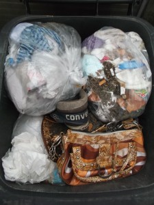 Müll0514 051.jpg (571.76 KiB) 7943 mal betrachtet So ne Handtasche peppt nicht nur die Frau, sondern auch eine Mülltonne auf. Grins!