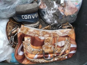 Müll0514 052.jpg (537.63 KiB) 8176 mal betrachtet Eigentlich noch ok, musste diese Handtasche dennoch "weg". Vielleicht zu auffällig?! Mich hat sie jedenfalls für weitere Vernichtungsaktionen "inspiriert"!