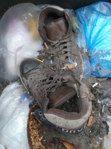 Wie die armen Chucks wohl im Pressmüllauto und dann auf der Müllkippe ausgesehen hätten!?!