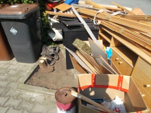 Müll0614 005.jpg (561.86 KiB) 8464 mal betrachtet Ein Haufen Zeug; - ob da die Stiefelchen überhaupt wahrgenommen werden?!