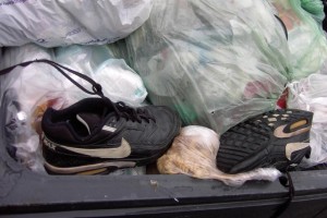 Müll0409 227.jpg (89.51 KiB) 11382 mal betrachtet Schuhe auf Nudeln - ein echtes "Restmüll-Klassiker-Rezept".