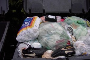 Müll0409 228.jpg (82.6 KiB) 10984 mal betrachtet Hier fehlt eine Müllcontainerpresse!