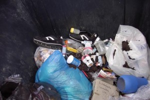 Müll0409 229.jpg (90.9 KiB) 11382 mal betrachtet Ihre verkästen Billig-Turnschuhe kamen in die noch relativ leere Mülltonne daneben.
