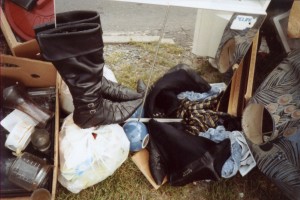 Müll0409 001.jpg (410.14 KiB) 20670 mal betrachtet Spieglein, Spieglein auf dem Sperrmüll, wer sind die schönsten Sperrmüllstiefel am Straßenrand?