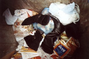 Müll0409 003.jpg (375.78 KiB) 21068 mal betrachtet Am Nachmittag sah ich zufällig die Ex-Besitzerin der Stiefel heimkommen. Fluchend, weil sie nun ihren Müll nun nochmal anfassen musste, warf sie ihre Stiefel und den BH eigenhändig in die Mülltonne. Ich suchte gerade etwas, um diesen geilen Frauenmüll vom Boden des Müllcontainers hochzuziehen, als sie wieder kam. Die eben noch getragenen Stiefel warf sie auch gleich hinein. Volltreffer!