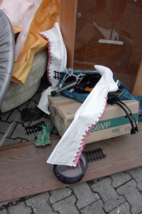 Müll0409 433.jpg (230.61 KiB) 16181 mal betrachtet Merkwürdig: Kinderspielzeug, ein Trampolin und - schon eher bei einem Puff erwartet - alte abgestöckelte Nuttenstiefel!