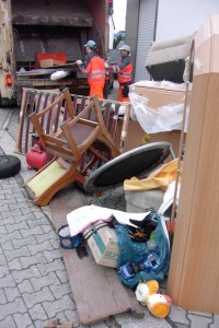 Müll0409 434.jpg (273 KiB) 16181 mal betrachtet Mit vollem Einsatz machen die beiden Müllwerker alles platt.