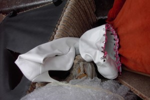 Müll0409 437.jpg (215.13 KiB) 15228 mal betrachtet Die durchgerittenen Sofateile bersten schon und auch für die Nuttenstiefel gibt es kein Entkommen mehr.