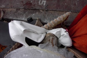 Müll0409 438.jpg (266.36 KiB) 16181 mal betrachtet Der eine Absatz kracht und die Lage der Overknees wird immer "ungemütlicher".
