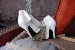 Müll0409 439.jpg (265.46 KiB) 16181 mal betrachtet Das Pressschild hat sich offensichtlich die langen Stiefelschäfte gefriffen und das zerberstende Polstermöbel quetscht die Nuttenstiefel auch.