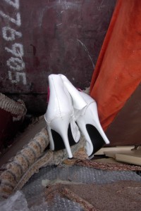 Müll0409 440.jpg (243.18 KiB) 15228 mal betrachtet Selbst in der Müllschüttung beim Pressvorgang bieten diese ausrangierten Nuttenstiefel noch einen geilen Anblick!