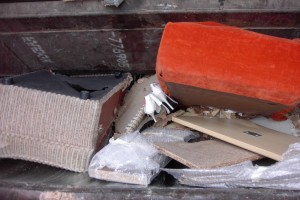 Müll0409 441.jpg (270.69 KiB) 14868 mal betrachtet Das ganze schon von der Müllpresse "angefressene" Gerümpel rutscht in den Schlund des Müllautos.