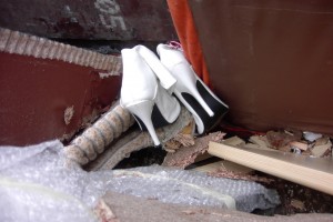 Müll0409 442.jpg (269.34 KiB) 15228 mal betrachtet Waren diese Overknees wirklich zu groß für eine Restmülltonne? Jedenfalls kriegen sie im Pressmüllauto ihr verdientes Ende.