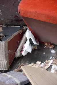 Müll0409 443.jpg (258.87 KiB) 16115 mal betrachtet Die Overknees waren nun fest zwischen Pressschild und zermalmten Sofateilen eingeklemmt. Nichteinmal einen Zentimeter ließen sich die Stiefel rausziehen. Den Müll sozusagen fest im Griff!