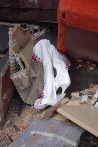 Müll0409 444.jpg (289.4 KiB) 15162 mal betrachtet Die Presse fuhr immer höher und unerwartet plumpsten noch einmal die gepressten Nuttenstiefel zurück in die Müllschüttung. Gut zu sehen die heraus gerissene Öse, die noch am Senkel baumelt.