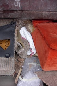 Sekunden später waren die gepressten Overknees wieder von zermalmten Möbelteilen verschüttet.