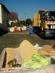 Müll0714 010.jpg (179.29 KiB) 6389 mal betrachtet Frisch verschwitzt und noch feucht-warm müffelnd warteten die riesigen Sneaks des Sohnes auf ihr nahes pressantes Ende!