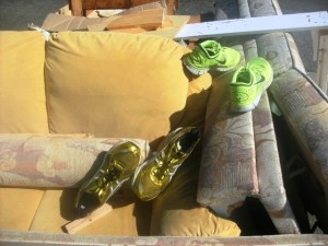 Müll0714 011.jpg (170.9 KiB) 6389 mal betrachtet Die tollen Turnis glänzten regelrecht in der grellen Sommersonne um die Wette. Aber leider kein dauerhafter Anblick, denn der Motor des Müllautos röhrte schon auf, um zu diesem Sperrmülhaufen zu fahren.