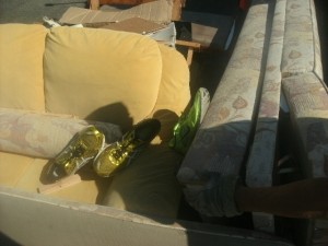 Müll0714 017.jpg (171.31 KiB) 7439 mal betrachtet Schon legte sich ein "drohender" Schatten auf die zwangsausrangierten Turnschuhe, als ein Müllmann sich die Schlafcouch griff, um sie in die schon verdammt volle Müllschüttung zu bugsieren. Er bangte schon, ob das Müllauto noch den kompletten Gerümpelhaufen in sich reinpressen konnte.