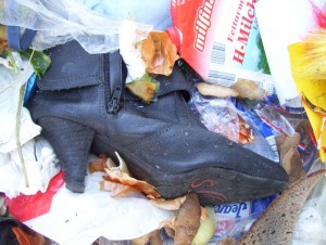 Müll0409 605.jpg (228.96 KiB) 11708 mal betrachtet Die süßen Ankleboots waren von s'Oliver und gehörten, bevor sie in den Dreck kamen, meiner Meinung nach nicht in den Müll.