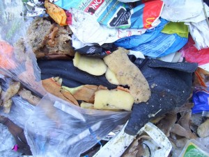 Müll0409 606.jpg (224.42 KiB) 11707 mal betrachtet Auf diesem Foto lässt sich gut erkennen, wie brutal der Müllverdichter über diese Stiefelchen drübergewalzt ist.