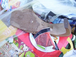 Müll0409 608.jpg (201.61 KiB) 11708 mal betrachtet Pantoletten auf der Müllkippe - krummgebogen wie eine Banane. Der Müllverdichter oder zuvor das Pressmüllauto hat ganze Arbeit geleistet.