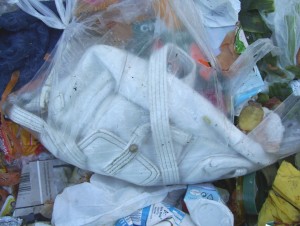 Müll0409 610.jpg (206.2 KiB) 11707 mal betrachtet Früher barg diese Handtasche das "Unviversum" einer Frau und nun ist sie selbst Teil des "Mülluniversums".