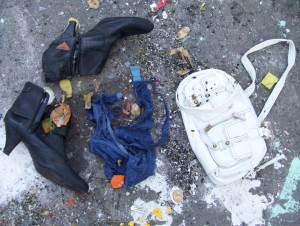 Müll0409 612.jpg (219.56 KiB) 10779 mal betrachtet Dieser geile Frauenmüll hatte ein unwahrscheinliches Glück, denn normalerweise hätten der Spitzen-BH, die Handtasche und die Ankleboots in diesem Vermüllungsstadium keine Chance mehr gehabt. Doch solch ein Fund ist eben was besonderes. Im unteren Bereich der Kreismülldeponie ist ein Containermulden Abstellbereich und dort konnte ich die Sachen nochmals in "mülliger" Atmosphäre fotografieren.