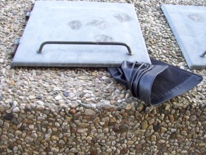 Müll0409 616.jpg (239.4 KiB) 10762 mal betrachtet Noch barg der stählerne Müllboxdeckel das Geheimnis; aber nicht mehr lange!