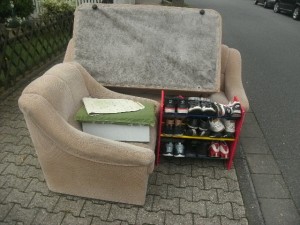 Müll0714 053.jpg (227.87 KiB) 4754 mal betrachtet Alles wartet schön ordentlich auf die Sperrmüllabfuhr. Nicht wie in Aso-Vierteln alles chaotisch durcheinander!