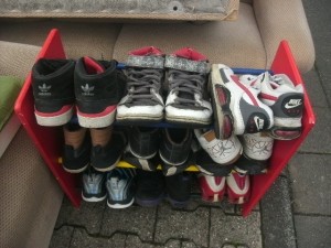 Müll0714 054.jpg (220.87 KiB) 5804 mal betrachtet Sogar die ausrangierten Sneaks warten in Reih' und Glied auf ihre letzte Fahrt zur Mülldeponie!