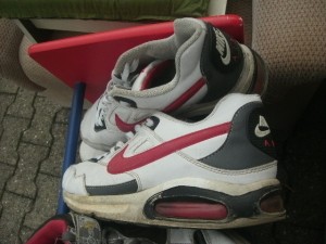 Müll0714 059.jpg (199.91 KiB) 4754 mal betrachtet Die Airmax waren typisch für die restlichen Müll-Sneaks: Optisch noch ganz nett, aber technischer Totalschaden und echt reif für den Müll.