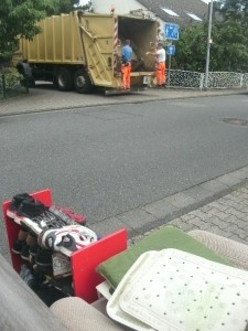 Müll0714 063.jpg (188.41 KiB) 5804 mal betrachtet Was für eine Qual: Das gnädige Ende lässt noch wg. einer Stichstraße ein wenig auf sich warten.