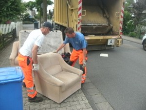 Müll0714 064.jpg (209.25 KiB) 8202 mal betrachtet Immer ordentlich gepflegt, kommt nun das ausgediente Polstermöbel in ein "Kontrastprogramm". Hihi!