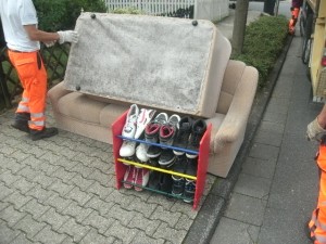 Müll0714 065.jpg (241.17 KiB) 7826 mal betrachtet Erst kommen die großen Teile ins Pressmüllauto - die kleineren Gerümpelteile kann man wenn in der Müllschüttung noch Platz ist, dazu werfen.