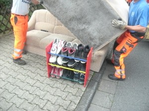 Müll0714 066.jpg (251.81 KiB) 7826 mal betrachtet Nur wenige Handgriffe und das Polstermöbel ist von der Straße verschwunden.