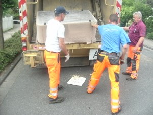 Müll0714 067.jpg (230.64 KiB) 7826 mal betrachtet Knopf drücken und gleich lassen es die Orangenen Engel wieder krachen!