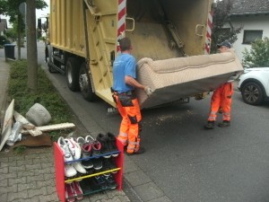 Müll0714 068.jpg (228.98 KiB) 8202 mal betrachtet Sogar das lange Sofa passt quer in die Müllschüttung. So gehts schneller und sauberer!