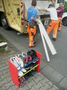 Müll0714 069.jpg (206.51 KiB) 7826 mal betrachtet Während der Pressmechanismus mit Leichtigkeit die Sitzfläche des Sofas zermalmt, hält der eine Müllwerker das berstende und bebende Möbel fest, damit es nicht als Trümmerhaufen wieder auf die Straße plumpst.