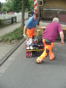 Müll0714 071.jpg (210.04 KiB) 7826 mal betrachtet "Greif emol mit aa, damid de Dregg ned ausenanner unn uff die Gass fälld!"