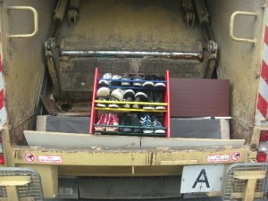 Müll0714 072.jpg (212.69 KiB) 7784 mal betrachtet Ordentlich, ohne das Paare aus dem Regal rausgeplumpst sind, wurde das volle Schuhregal in die Müllschüttung gehoben, um es wegpressen zu können.