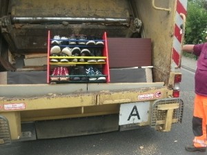 Müll0714 073a.jpg (170.48 KiB) 7784 mal betrachtet Wieder wurde der Knopf - diesmal fürs Schuhregal - gedrückt und die Presse ging los!