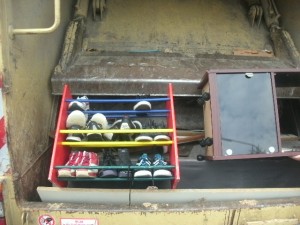 Müll0714 074.jpg (204.68 KiB) 7784 mal betrachtet Der eine Müllfahrer bemerkte, dass das Schuhregal etwas zu weit außen stand und es bestand die Gefahr, dass es bei der Bewegung des Pressschildes auf die Straße kippen könnte. also schnell ein Schubser und es lag genau richtig um gepresst zu werden. Das war auch das Ende der schön anzusehenden Ordnung!