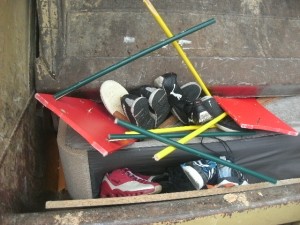 Müll0714 077.jpg (228.13 KiB) 8160 mal betrachtet Und zu diesem Bösen Anblick ein Bersten, Splittern und Ächzen ... !