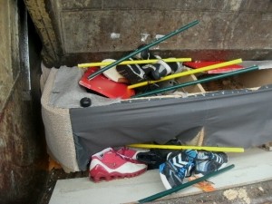 Müll0714 079.jpg (188.72 KiB) 8160 mal betrachtet Eigentlich hätten die Sneaks über die Restmülltonne entsorgt gehört, aber so hatte der arme Besitzer nicht die geringste Chance auf Rettung. Mütter können so gemein sein!