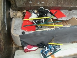 Müll0714 080.jpg (173.19 KiB) 8160 mal betrachtet Schon bäumten sich die todgeweihten Sneaks auf unter dem enormen Pressdruck der nicht nur das Sofa zermalmte.