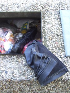 Glücklicherweise lag der andere Stiefel daneben in Müll; also komplett.