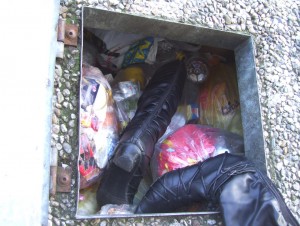 Müll0409 618.jpg (234.97 KiB) 11042 mal betrachtet Offensichtlich kamen die Stiefel nicht direkt von den Füßen sondern noch ausgestopft aus dem Schuhschrank in den Müll.