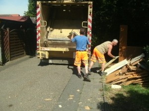 Müll0714 091.jpg (167.53 KiB) 7172 mal betrachtet Die Sperrmüllabfuhr arbeitet sich im Rückwärtsgang durch eine kleine Stichstraße.