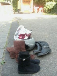 Müll0714 092.jpg (153.76 KiB) 7548 mal betrachtet Kaum war das Rumoren der Sperrmülabfuhr zu hören, stellte eine Frau so um die dreißig noch ihren "Sperrmüll" an die Straße. An der Garage stand ein (kleineres) Motorrad. So verwunderte mich die Art ihres "Sperrmülls" nicht.